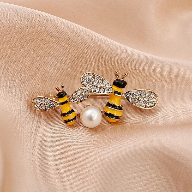 Vintage Classic Women Luxury Bee Crystal Brooch Jewelry Big Rhinesotne Metal Insect Badges For Lady Suit Coat Brooches Pins Gift