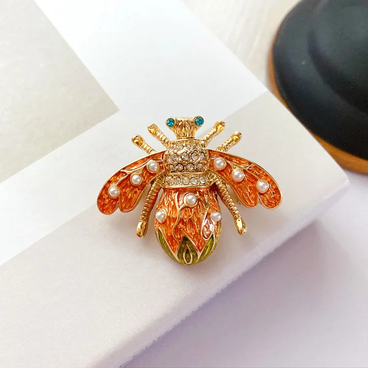 Vintage Classic Women Luxury Bee Crystal Brooch Jewelry Big Rhinesotne Metal Insect Badges For Lady Suit Coat Brooches Pins Gift