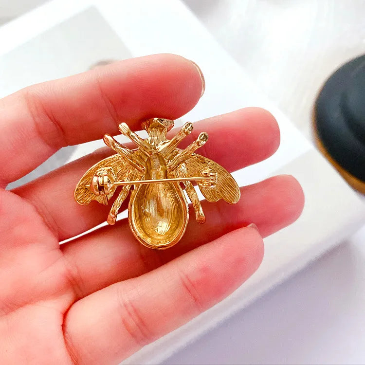 Vintage Classic Women Luxury Bee Crystal Brooch Jewelry Big Rhinesotne Metal Insect Badges For Lady Suit Coat Brooches Pins Gift